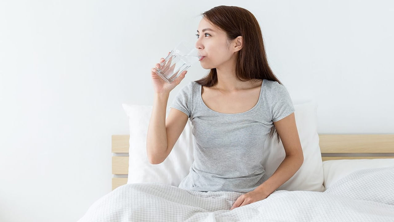 రాత్రి నిద్రపోయే ముందు నీళ్లు తాగితే కిడ్నీలు ఆరోగ్యంగా ఉంటాయి. వ్యర్థ పదార్థాలు తొలగిపోవడంతో కిడ్నీలో మలినాలు ఏర్పడకుండా ఉంటాయి. రాత్రి నిద్రపోవడానికి ముందు నీళ్లు తాగితే బరువు తగ్గడానికి హెల్ప్ అవుతుంది. బరువు తగ్గాలనుకునే వారు పడుకునే ముందు ఓ గ్లాస్ వాటర్ తాగడం మంచిది.