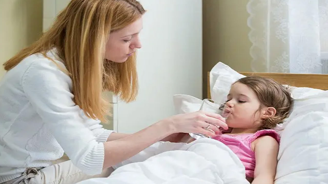 రాత్రిపూట నీళ్లు తాగితే కాలేయం డిటాక్స్ అవుతుంది. తద్వారా వ్యర్ధాలు బయటకు వెళ్లిపోతాయి. ఆరోగ్యంగా ఉంటారు. రాత్రిపూట నిద్రపోయే ముందు నీళ్లు తాగితే శరీర ఉష్ణోగ్రత స్థిరంగా ఉంటుంది. ముఖ్యంగా వేసవిలో తాగితే మంచిది. కానీ, రాత్రి పూట నీళ్లు మరీ ఎక్కువగా తాగటం కూడా మంచిది కాదు. 