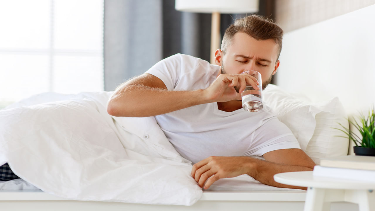 సరిపడా నీళ్లు తాగితే బాడీ హైడ్రేట్‌గా ఉండి మెదడు బాగా పనిచేస్తుంది. రాత్రి నీళ్లు తాగితే నిద్ర నాణ్యత మెరుగుపడుతుంది. రోజు రాత్రి నిద్రపోవడానికి ముందు నీళ్లు తాగితే కీళ్ల నొప్పులు తగ్గుతాయి. కీళ్ల నొప్పుల నుంచి ఈజీగా ఉపశమనం పొందవచ్చు.