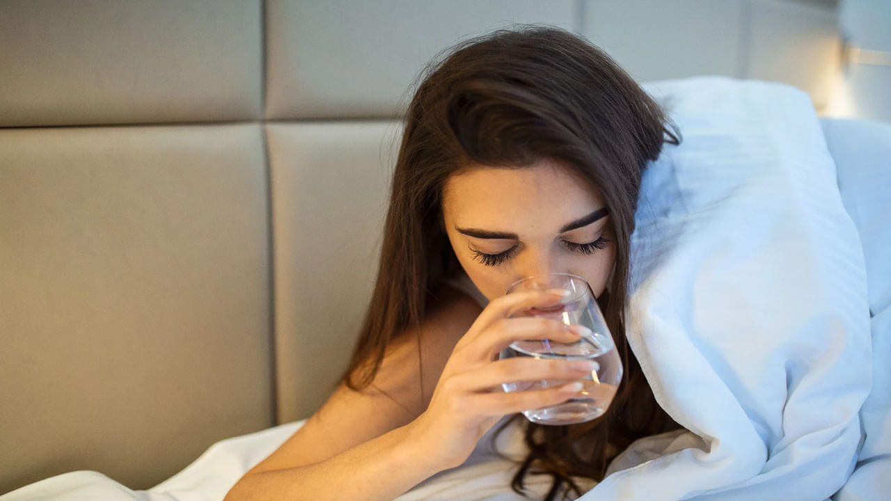 ప్రతిరోజు రాత్రి నిద్రపోవడానికి ముందు ఒక గ్లాసు నీళ్లు తాగితే తిన్న ఆహారం బాగా జీర్ణం అవుతుంది. కడుపు ఉబ్బరం, గ్యాస్, మలబద్ధకం వంటి సమస్యలు రాకుండా కాపాడుకోవచ్చు.