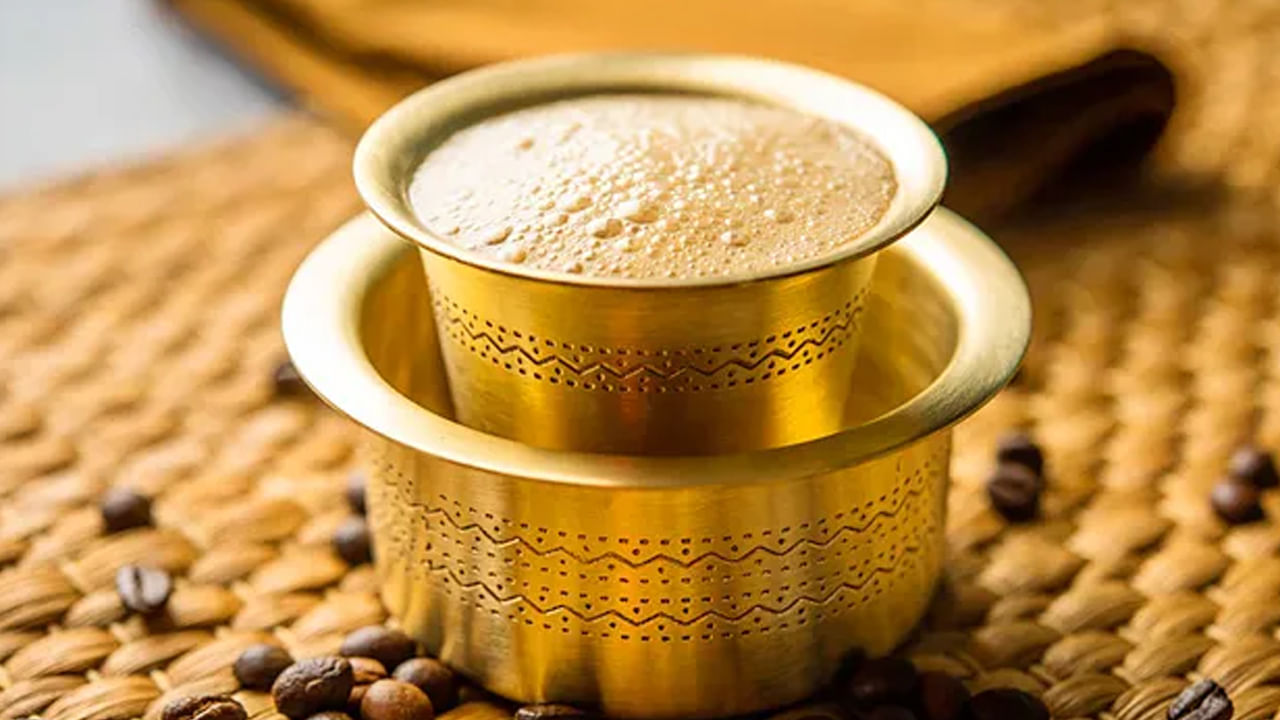 కాఫీ అంటే చాలా మందికి ఇష్టం ఉంటుంది. ఇది మెదడును చాలా త్వరగా చురుకుగా చేస్తుంది. అందుకే ఎక్కువ మంది దీనిని తాగడానికి ఎక్కువ ఇంట్రెస్ట్ చూపిస్తుంటారు. అయితే మెదడు ఆరోగ్యం కోసం కాఫీ తాగడం చాలా మంచి అలవాటు అంటున్నారు నిపుణులు. ఇందులో ఉండే యాంటీ ఆక్సిడెంట్స్, కాహ్వీల్చ క్లోరోజెనిక్ ఆమ్లం వంటివి మెదడు ఆరోగ్యానికి చాలా మేలు చేస్తాయంట. ఇది న్యూరాన్ పనితీరును మెరుగు పరిచి, మెదడుకు చురుకుదనాన్ని కలిగిస్తుందంట.