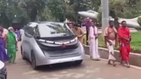 Viral Video: భారత్లోనూ డ్రైవర్లెస్ వాహనాలు... బెంగళూరు ఇంజనీరింగ్ కళాశాలలో స్వామీజీ చక్కర్లు