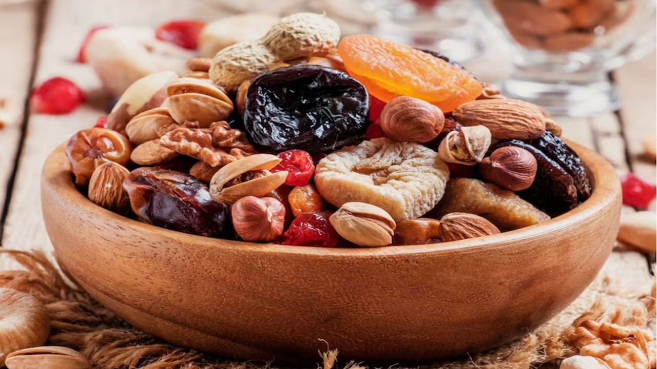 డ్రై ఫ్రూట్స్: బాదం, జీడిపప్పు, వాల్నట్స్, పిస్తా, బ్రెజిల్ నట్స్ , వేరుశెనగ వంటి గింజలలో పోషకాలు పుష్కలంగా ఉంటాయి. డ్రై ఫ్రూట్స్లో అసంతృప్త కొవ్వులు పుష్కలంగా ఉంటాయి. 100 గ్రాముల గింజల్లో దాదాపు 550-600 కేలరీలు ఉంటాయి. అందువల్ల, బరువు తగ్గాలనుకునే వారికి అవి తగినంత పోషకాలు , శక్తిని అందిస్తాయి.