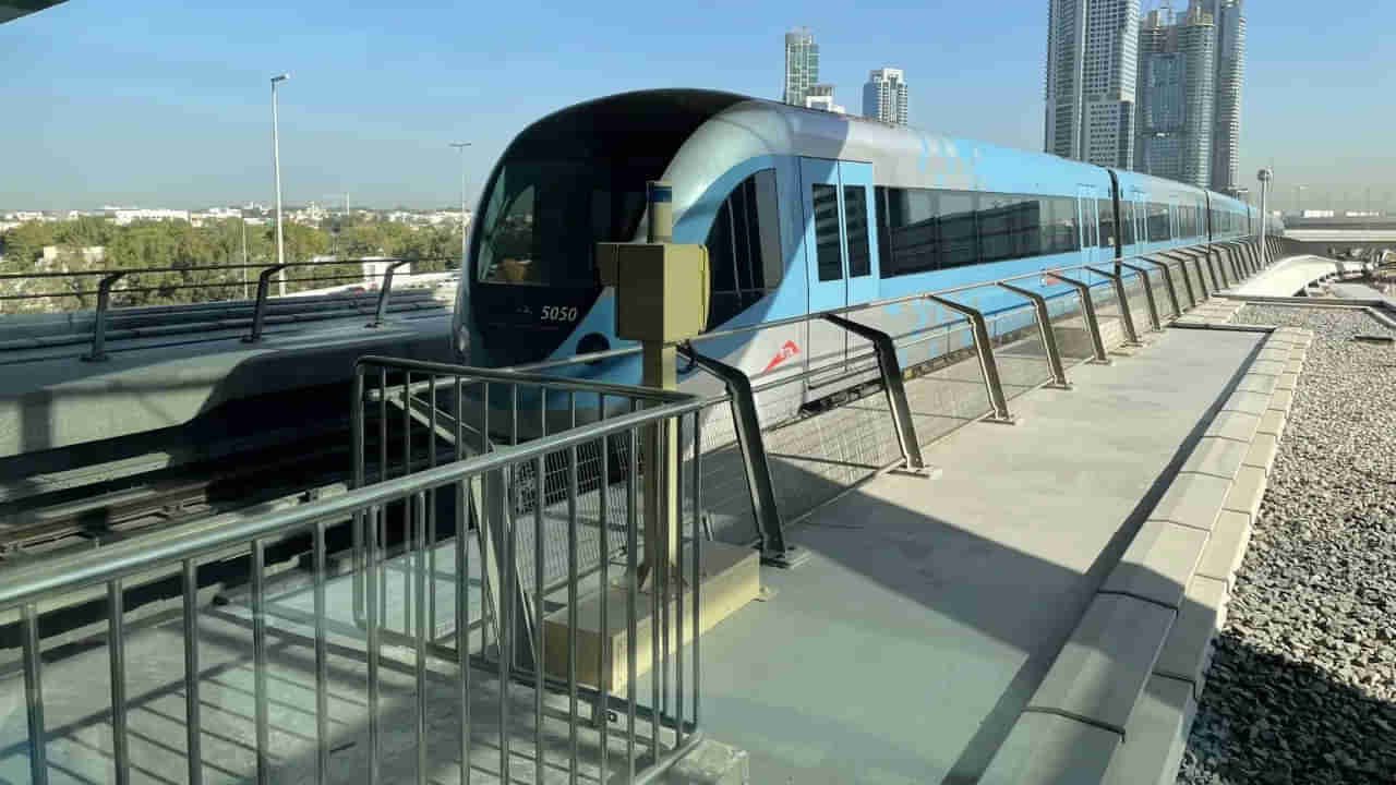 Metro: ఇది విన్నారా.. మెట్రోలో నిద్రపోతే ఫైన్.. ఎంత కట్టాలో తెలిస్తే షాకే..