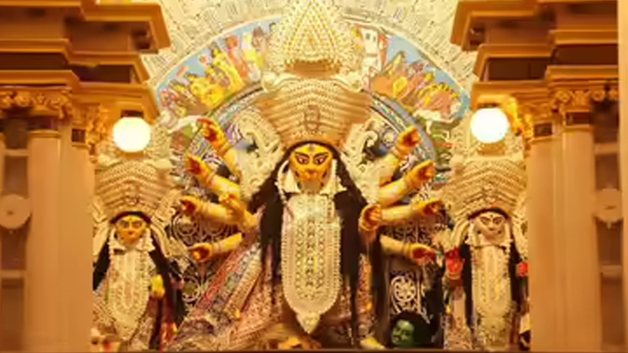 శారద నవరాత్రుల తర్వాత దశమి తిధి రోజున విజయదశమి పండగను జరుపుకుంటారు. దీనినే దసరా అని కూడా అంటారు. చెడుపై మంచి సాధించిన విజయానికి ప్రతీకగా నిలిచే ఈ పండగను దేశవ్యాప్తంగా అత్యంత వైభవంగా జరుపుకుంటున్నారు. ఈ పండగ ప్రధాన ఇతివృత్తం స్థిరంగా ఉన్నప్పటికీ.. ప్రాంతీయ సంప్రదాయాలు.. ఆచారాలు వేడుకలకు ప్రత్యేకతని తీసుకొస్తాయి. దసరా పండుగల దేశాన్ని ఏకతాటిపైకి తెస్తుంది. మన దేశంలో దసరా వేడుకలను ఒక్కసారైనా చూడాల్సిన ప్రదేశాలు ఇవే.. 