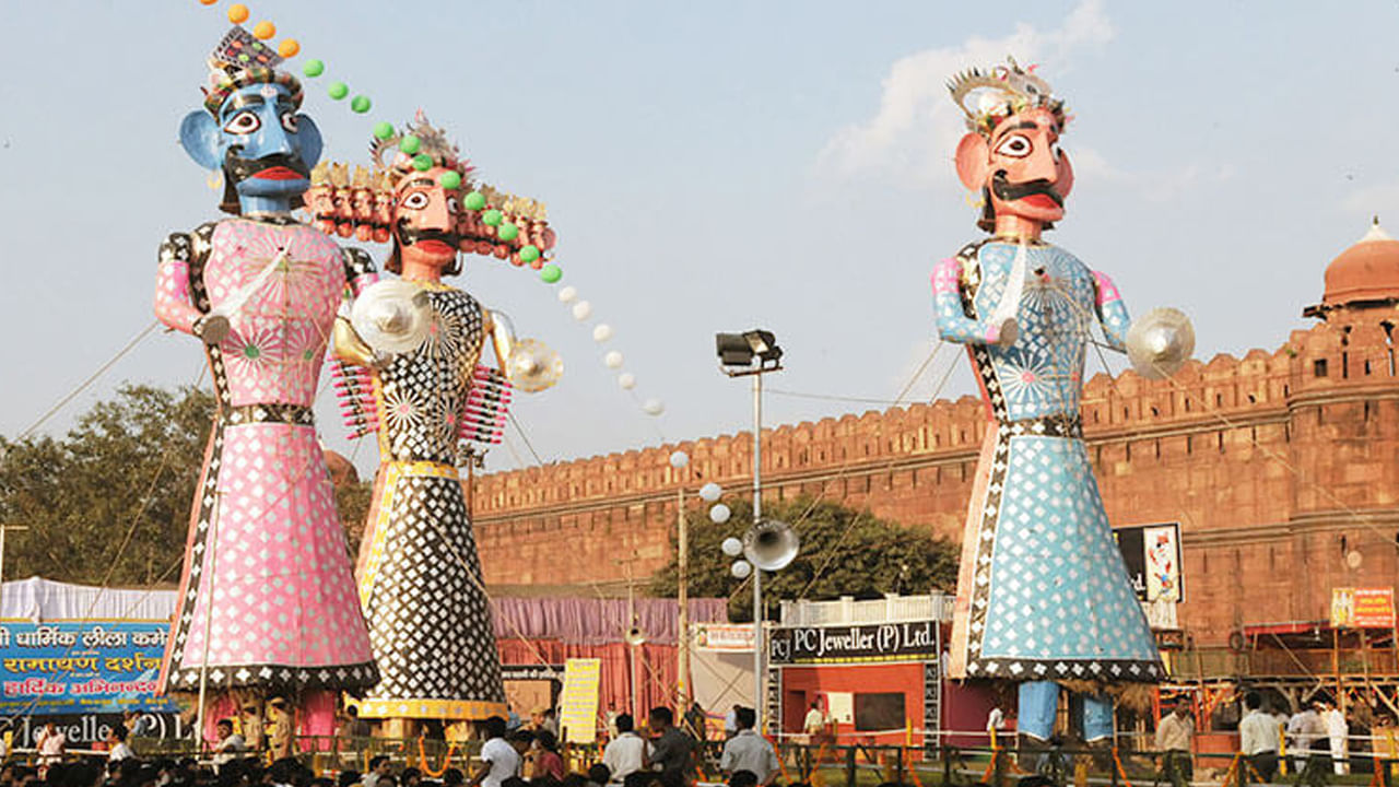 అహ్మదాబాద్ రావణ దహనం: అహ్మదాబాద్ దసరా వేడుకలను రావణ దహనం అనే గొప్ప దృశ్యంతో జరుపుకుంటుంది. ఇక్కడ రావణుడు, మేఘనాథుడు, కుంభకర్ణుడి దిష్టిబొమ్మలను దహనం చేస్తారు. ఈ కార్యక్రమంలో సాంస్కృతిక ప్రదర్శనలు, సంగీతం , నృత్యాలు ఉంటాయి. ఇవి పెద్ద సంఖ్యలో జనాన్ని ఆకర్షిస్తాయి. దహనం చెడుపై మంచి సాధించిన విజయాన్ని సూచిస్తుంది. నగర ఉత్సవాల్లో ఇది ఒక ప్రధాన ఆకర్షణ.