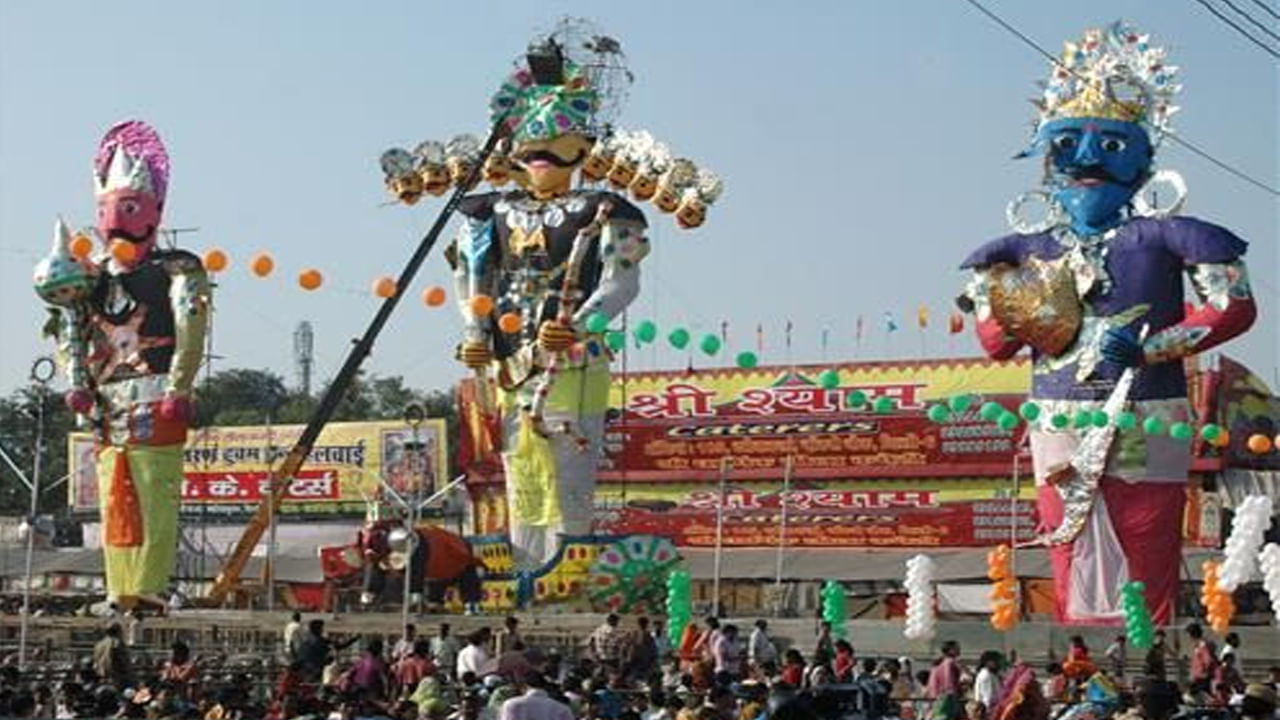 ఢిల్లీ రాంలీలా, రావణ దహనం: దేశ రాజధాని ఢిల్లీలో దసరా పండుగ సందర్భంగా రామాయణంలోని దృశ్యాలను ప్రదర్శించే విస్తృతమైన రామ్‌లీలా ప్రదర్శనలు జరుగుతాయి. ఈ ప్రదర్శనలు దుష్టత్వాన్ని నాశనం చేయడాన్ని సూచిస్తూ రావణుడి భారీ దిష్టిబొమ్మలను దహనం చేయడంతో ముగుస్తాయి. ఈ వేడుకలతో పాటు బాణసంచా కాల్చడం, సాంస్కృతిక కార్యక్రమాలను నిర్వహిస్తారు. ఈ ఉత్సవాలు వేలాది మంది ప్రేక్షకులను ఆకర్షిస్తాయి.
