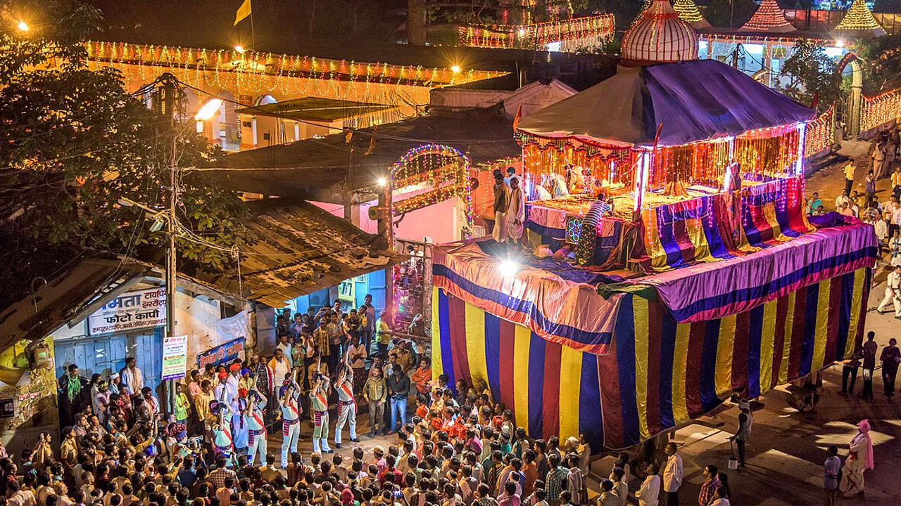 బస్తర్, ఛత్తీస్‌గఢ్: ఛత్తీస్‌గఢ్‌లో 75 రోజులు పాటు జరిగే బస్తర్ దసరా ప్రత్యేకంగా నిలుస్తుంది. ఈ వేడుకలు దంతేశ్వరి దేవతకు అంకితం చేయబడతాయి. వీటిలోనే గిరిజన వేడుకలు ఉంటాయి. దివాన్ (ముఖ్యమంత్రి)కి అధికారాన్ని ప్రతీకాత్మకంగా బదిలీ చేయడం వంటివి ఉంటాయి. ఈ వేడుకలో కవాతులు, సాంప్రదాయ నృత్యాలు, పురాతన ఆయుధాల పూజలు ఉంటాయి. ఈ ఉత్సవంలో రథయాత్ర, స్థానిక గిరిజన సంస్కృతులు , స్థానిక దేవతలకు ప్రత్యేక పూజలను కలుపుకొని ప్రకృతి , భూమి-కేంద్రీకృత సంప్రదాయాల పట్ల స్థానికులకు ఉన్న భక్తి, గౌరవాన్ని తెలియజెస్తాయి.  
