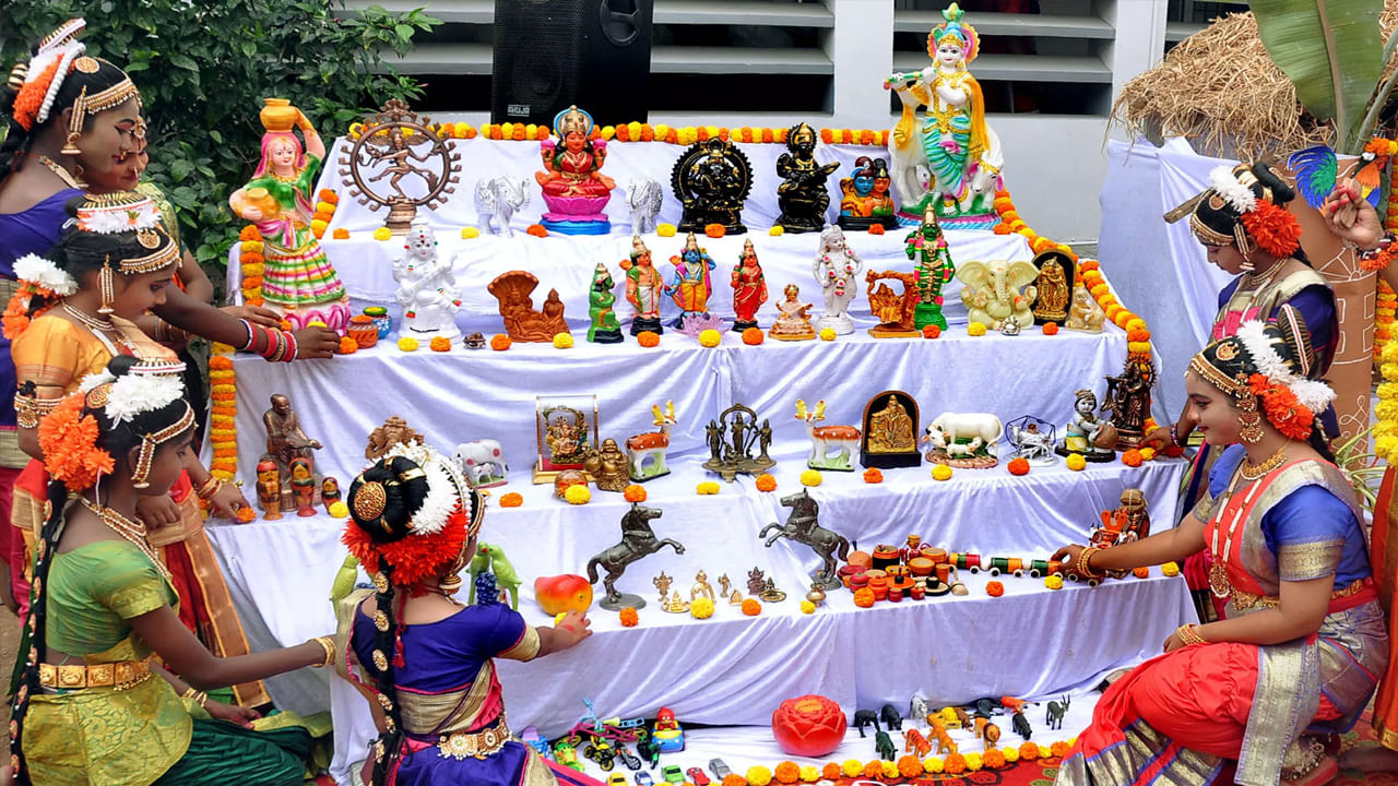 బొమ్మల కొలువు - తమిళనాడు: తమిళనాడులో ముఖ్యంగా చెన్నైలో దసరా వేడుకలను బొమ్మల కొలువు అనే ఆచారంతో జరుపుకుంటారు, ఇక్కడ కుటుంబాలు.. మెట్లు ఏర్పాటు చేసి.. ఆ మెట్లమీద రకరకాల బొమ్మలను ప్రదర్శిస్తారు. ఈ బొమ్మల్లో పురాణ కథనాలు, దైనందిన జీవిత దృశ్యాలు వంటి విభిన్న ఇతివృత్తాలను సూచిస్తాయి. ఈ సంప్రదాయం సాంస్కృతిక ప్రదర్శనలు, కథ చెప్పడం, ప్రసాదం పంపిణీ కార్యక్రమాలు ఉంటాయి. 