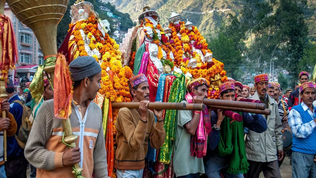 కులు దసరా: హిమాచల్ ప్రదేశ్‌లో జరుపుకునే కులు దసరా కూడా వెరీ వెరీ స్పెషల్. దసరా నుంచి వారం రోజుల పాటు జరిగే ఉత్సవం. ఉత్సాహభరితమైన ఊరేగింపులు, సాంప్రదాయ సంగీతం, సాంస్కృతిక ప్రదర్శనలతో ప్రసిద్ధి చెందింది. ఇతర ప్రాంతాల మాదిరిగా కాకుండా.. ఇక్కడ దసరా వేడుకలు విజయదశమి రోజున ప్రారంభమై చాలా రోజులు కొనసాగుతుంది. స్థానిక దేవత రఘునాథుడిని భారతదేశం అంతటా పర్యాటకులు.. భక్తులను ఆకర్షిస్తూ ఒక గొప్ప ఊరేగింపులో తీసుకువెళతారు.