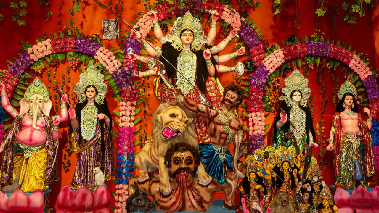 కోల్‌కతా దుర్గా పూజ: కోల్‌కతాలో దసరా దుర్గా పూజ ప్రధాన పాత్ర పోషిస్తుంది. దుర్గాదేవి మహిషాసురుడిపై సాధించిన విజయానికి చిహ్నంగా జరుపుకునే గొప్ప వేడుక. నగరం అంతా మండపాలతో అలంకరించబడి ఉంటుంది, ప్రతి ఒక్క మండపం ఒక ప్రత్యేకమైన ఇతివృత్తాన్ని వర్ణిస్తుంది. భక్తులు సాంస్కృతిక ప్రదర్శనలు, సాంప్రదాయ నృత్యాలు, విందులలో పాల్గొంటారు. నవరాత్రి చివరి రోజున అంటే విజయదశమి రోజున దుర్గాదేవి విగ్రహాన్ని నిమజ్జనం చేయడంతో నవరాత్రి ముగుస్తుంది. దీనిలో ఒక ముఖ్యమైన ఆచారం సింధూర్ ఖేలా.. ఇది దుర్గా పూజ చివరి రోజు విజయదశమి రోజున వివాహిత మహిళలు నిర్వహించే ఆనందకరమైన,  బెంగాలీ ఆచారం. ఒకరి ముఖాలకు ఒకరు సింధూరం (కుంకుమ) పూసుకుంటారు.