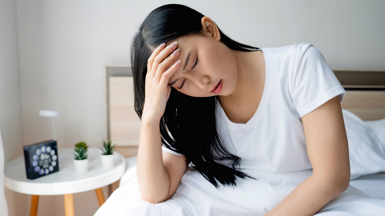 నిద్ర, తలనొప్పి మధ్య సమతుల్యతను కాపాడుకోవడం చాలా ముఖ్యం. నిద్రలేమి తలనొప్పికి కారణమైనట్లే, ఎక్కువ నిద్రపోవడం కూడా తలనొప్పికి కారణమవుతుంది. తలనొప్పి, నిద్ర సమస్యలు ముడిపడి ఉన్నాయి. 