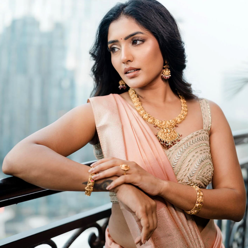 ఈ చిత్రంలో పూజా హెగ్డే హీరోయిన్ కాగా.. సెకండ్ హీరోయిన్ గా కనిపించింది ఈషా. ఆ తర్వాత పలు చిత్రాల్లో కనిపించిన ఈ అమ్మడు.. ఓటీటీ ప్లాట్ ఫామ్స్ పై సందడి చేసింది. వెబ్ సిరీస్ చేస్తూ సినీ ప్రియులను అలరించింది.