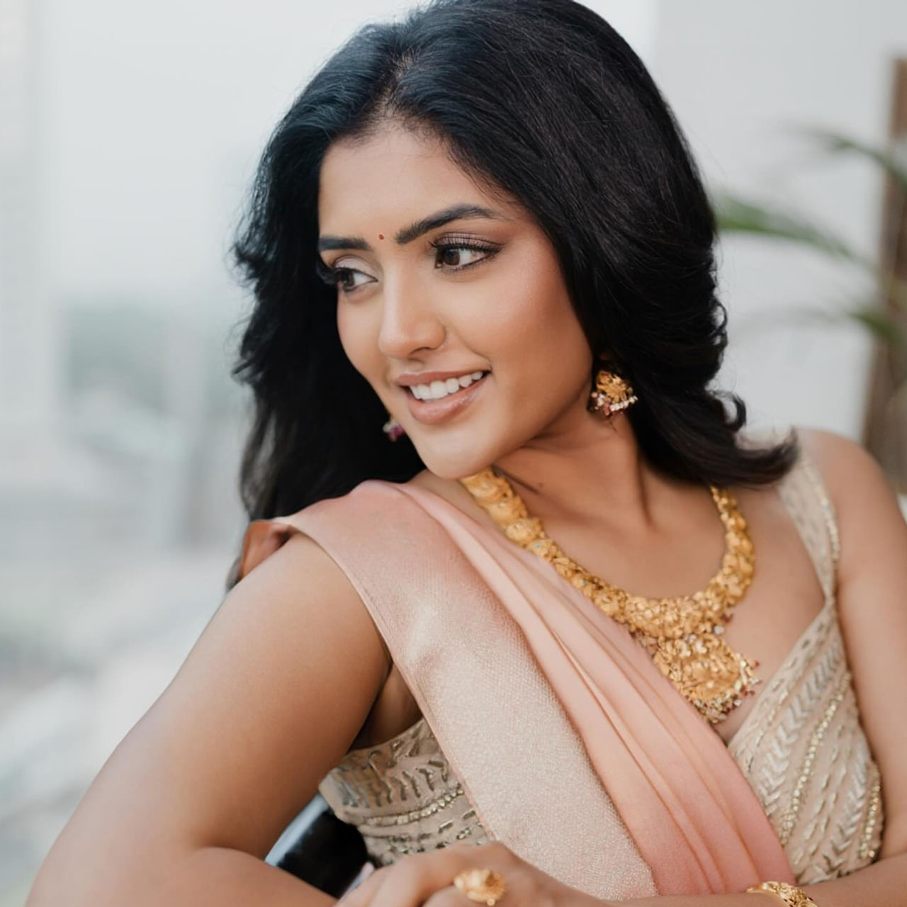 టాలీవుడ్ ఇండస్ట్రీలో గుర్తింపు తెచ్చుకున్న అతి తక్కువమంది తెలుగమ్మాయిలలో ఈషా రెబ్బ ఒకరు. తెలుగు ప్రేక్షకులకు ఈ అమ్మడు గురించి ప్రత్యేకంగా చెప్పక్కర్లేదు. అద్భుతమైన నటనతో సినీ ప్రియులను మెప్పించింది ఈ ముద్దుగుమ్మ.