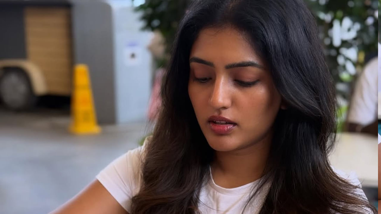 బ్యూటీ ఈషా రెబ్బా గురించి ఎంత చెప్పినా తక్కువే. అందం, అభినయం ఈ ముద్దుగుమ్మ సొంతం. ఈ బ్యూటీ అంతకముందు, ఆ తర్వాత అనే సినిమా ద్వారా తెలుగు వెండితెరకు పరిచయమైంది. ఈ మూవీతో హీరోయిన్గా ఎంట్రీ ఇచ్చి, మొదటి సినిమాతోనే తన అంద చందాలతో అందరినీ ఆకట్టుకుంది.