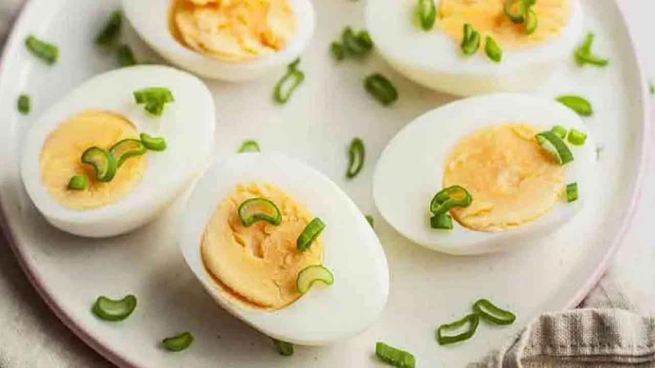 ప్రతిరోజూ కేవలం రెండు ఉడికించిన గుడ్లు తీసుకోవడం ద్వారా మీ రోజువారీ ఆహారంలో ముఖ్యమైన విటమిన్లు, ప్రోటీన్, యాంటీఆక్సిడెంట్లను చేర్చవచ్చు. ఇది బలమైన ఎముకలు, మెరుగైన మెదడు పనితీరు, మంచి కంటి ఆరోగ్యం, ఆరోగ్యకరమైన బరువు నిర్వహణకు దోహదపడుతుంది. 