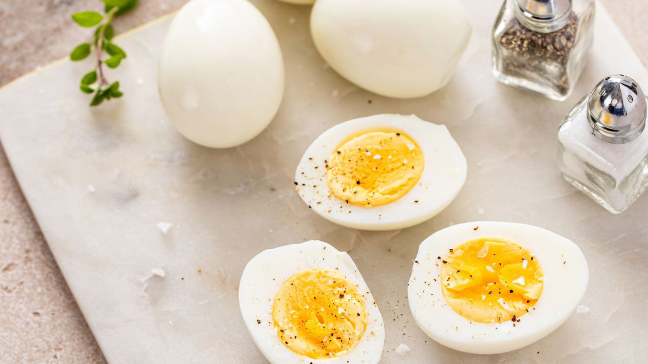 డయాబెటీస్ ఉన్నవారు, గుండె సమస్యలు ఉన్నవారు, కోడి గుడ్డులోని పచ్చ సొన తినకూడదంట. దానిని తీసి తెల్లని గుడ్డుతినాలంట. దీని వలన ఎలాంటి నష్టం వాటిల్లదు, ఇది గుండె ఆరోగ్యానికి మేలు చేస్తుంది. శరీరానికి కావాల్సిన ప్రోటీన్, పోషకాలను అందిస్తుందని చెబుతున్నారు ఆరోగ్య నిపుణులు.