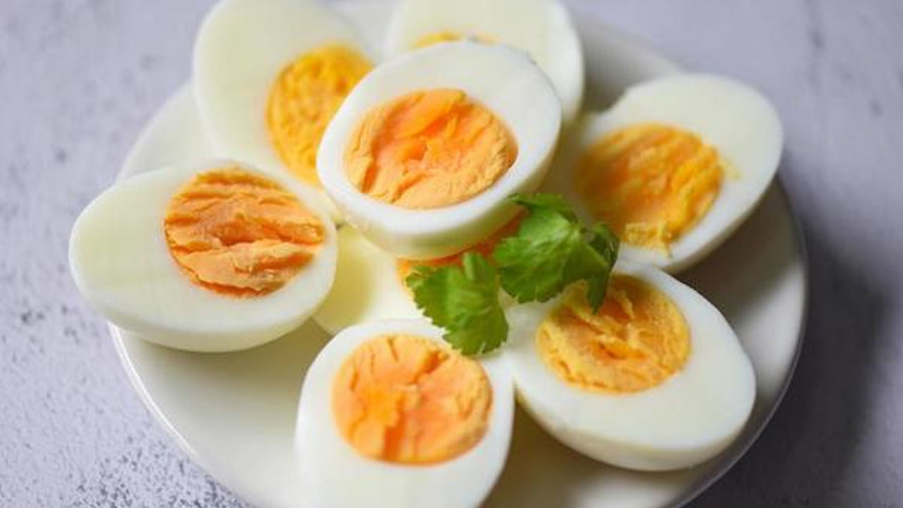 వారు కొంత మందిని తీసుకొని పరిశోధించగా, అందులో తక్కువ మోతాదులో గుడ్డు తిన్న వారికి గుండె జబ్బులు వచ్చే అవకాశం చాలా తక్కువ ఉన్నట్లు తేలిందంట. అధికంగా కాకుండా తక్కువ మోతాదులో ఉడకబెట్టిన గుడ్లు తినడం వలన ఇది గుండెను ఆరోగ్యంగా ఉం చుతుందంట. కొలెస్ట్రాల్ ఉన్నవారికి కూడా ఇది ప్రమాదకరం కాదు అంటున్నారు నిపుణులు.