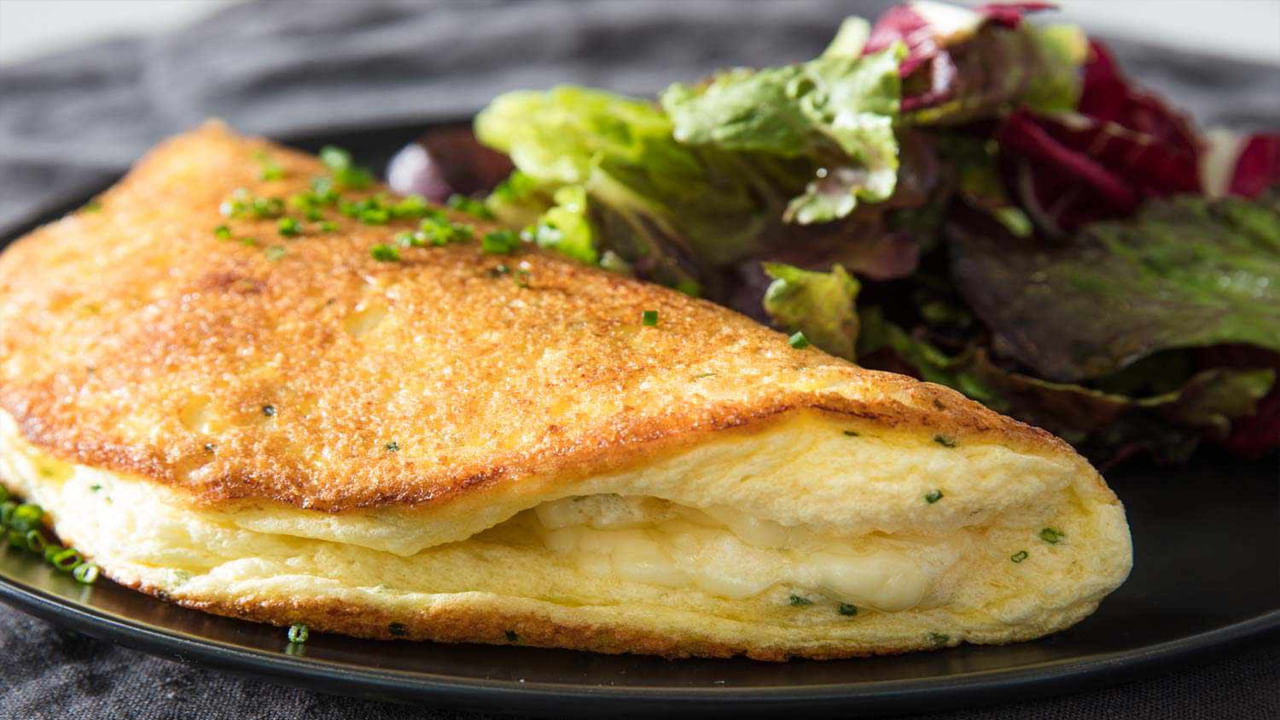 బరువు తగ్గడానికి గుడ్లు ప్రయోజనకరంగా ఉంటాయని నిపుణులు చెబుతారు. అందుకే చాలా మంది తమ రోజును గుడ్లతో ప్రారంభిస్తారు. కొందరు ఉడికించిన గుడ్లు తింటారు. మరికొందరు ఆమ్లెట్లు తింటారు.