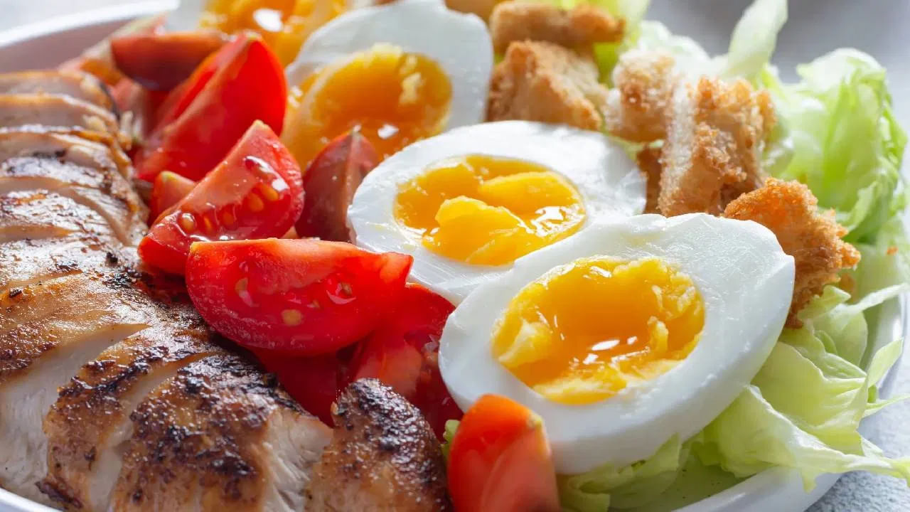 ఈ రెండింటిలో ఉడికించిన గుడ్లు బరువు తగ్గడానికి మరింత ప్రయోజనకరంగా ఉంటాయి. అవి త్వరగా బరువు తగ్గడానికి సహాయపడతాయి. అంతేకాకుండా వాటిలో కేలరీలు చాలా తక్కువగా ఉంటాయి. 