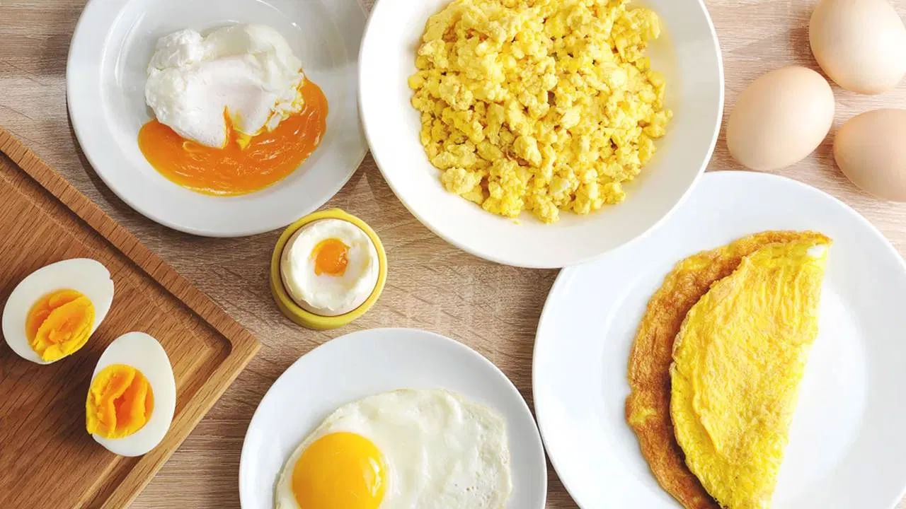 ఉడికించిన గుడ్ల కంటే గుడ్డు ఆమ్లెట్లలో ఎక్కువ కేలరీలు ఉంటాయి. ఎందుకంటే ఆమ్లెట్లకు అదనంగా మరికొన్ని పదార్ధాలను కలుపుతాం. ఎక్కువ నూనెను కూడా ఉపయోగిస్తాం. ఇది బరువు పెరిగే అవకాశాలను పెంచుతుంది. 