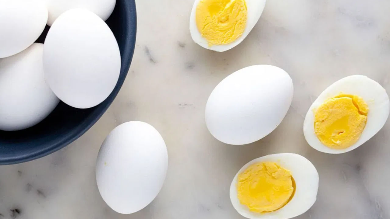 జీర్ణక్రియ సరిగా లేని వారు గుడ్లు తినడం తగ్గించాలి. ముఖ్యంగా కడుపులో గ్యాస్, ఆమ్లత్వం, అజీర్ణంతో బాధపడుతున్నవారు గుడ్లు తినడం వల్ల మీ కడుపులో బరువు పెరుగుతుంది. ఎందుకంటే అవి వేడిగా ఉంటాయి. జీర్ణక్రియను మరింత కష్టతరం చేస్తాయి.