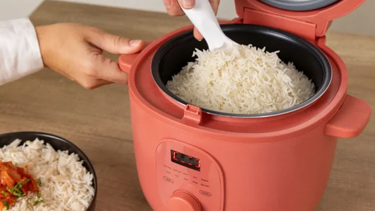 ప్రస్తుత కాలంలో టెక్నాలజీ మొత్తం మారిపోయింది. లైఫ్ స్టైల్ కూడా మారింది. మారుతున్న కాలంలో ఎవరికి వారు బిజీ అయిపోతున్నారు. ఈ క్రమంలోనే చాలా మంది ఎక్కువగా ఎలక్ట్రిక్ రైస్ కుక్కర్లను ఉపయోగిస్తున్నారు. ఇందులో అన్నం, బిర్యానీ చాలా సింపుల్గా తయారు చేసుకోవచ్చు. కుక్కర్లో వండే అన్నం తినడం వల్ల ఎన్నో రకాల అనారోగ్య సమస్యలు వస్తాయని అంటున్నారు.