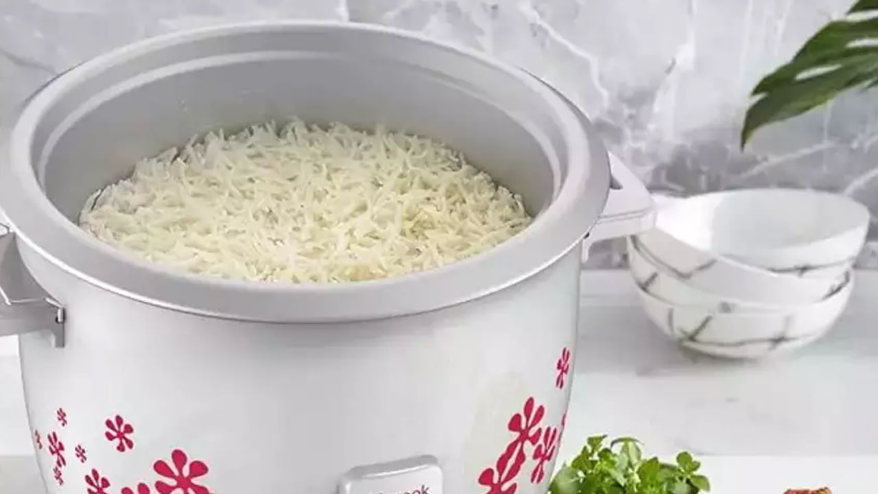 క్యాన్సర్: ఎలక్ట్రిక్ రైస్ కుక్కర్లో వండిన అన్నం తినడం వల్ల క్యాన్సర్ వచ్చే అవకాశం ఎక్కువగా ఉందని వైద్య నిపుణులు సూచిస్తున్నారు. ఎందుకంటే అన్నం వండే పాత్ర అల్యూమినియం ఉపయోగిస్తున్నారు. దానికి తోడు కరెంట్ ద్వారా వండే అన్నం కాబట్టి.. క్యాన్సర్ వచ్చే ఛాన్స్ ఎక్కువే ఉందని హెచ్చరిస్తున్నారు. ఎప్పుడో ఒకసారి అయితే పర్వాలేదు. కానీ తరచూ ఇందులో వండిన అన్నం తింటే మాత్రం చాలా జాగ్రత్త పడాలి.