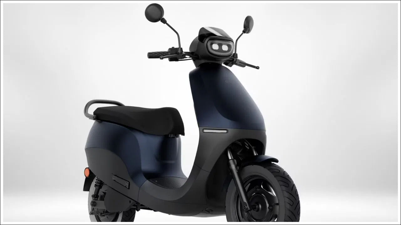  Top 5 Electric Scooters: ఓలా ఎలక్ట్రిక్ లైనప్‌లో S1 X అత్యంత సరసమైన స్కూటర్. రూ.94,999 (ఎక్స్-షోరూమ్) ధరతో మీరు 2 kWh బ్యాటరీ ప్యాక్‌తో S1 X వేరియంట్‌ను కొనుగోలు చేయవచ్చు. IDC ప్రకారం.. ఇది 108 కిలోమీటర్ల పరిధిని, గంటకు 101 కిమీ గరిష్ట వేగాన్ని కలిగి ఉంది. ఈ ఇ-స్కూటర్ 7 kW మిడ్-డ్రైవ్ మోటారుతో శక్తినిస్తుంది. 4.3-అంగుళాల LCD కన్సోల్, మూడు రైడ్ మోడ్‌లు (ఎకో, నార్మల్. స్పోర్ట్), టర్న్-బై-టర్న్ నావిగేషన్ వంటి బ్లూటూత్ కనెక్టివిటీ ఫీచర్లు ఇందులో ఉన్నాయి.