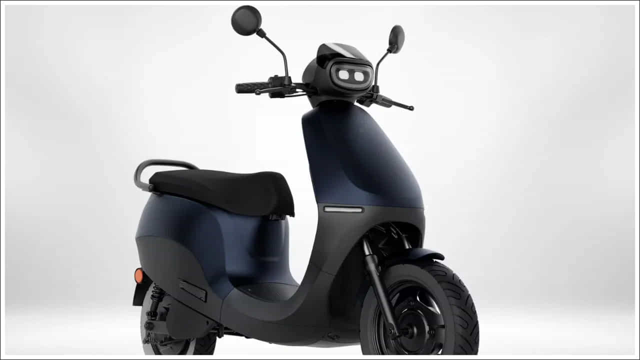 Top 5 Electric Scooters: ఓలా ఎలక్ట్రిక్ లైనప్లో S1 X అత్యంత సరసమైన స్కూటర్. రూ.94,999 (ఎక్స్-షోరూమ్) ధరతో మీరు 2 kWh బ్యాటరీ ప్యాక్తో S1 X వేరియంట్ను కొనుగోలు చేయవచ్చు. IDC ప్రకారం.. ఇది 108 కిలోమీటర్ల పరిధిని, గంటకు 101 కిమీ గరిష్ట వేగాన్ని కలిగి ఉంది. ఈ ఇ-స్కూటర్ 7 kW మిడ్-డ్రైవ్ మోటారుతో శక్తినిస్తుంది. 4.3-అంగుళాల LCD కన్సోల్, మూడు రైడ్ మోడ్లు (ఎకో, నార్మల్. స్పోర్ట్), టర్న్-బై-టర్న్ నావిగేషన్ వంటి బ్లూటూత్ కనెక్టివిటీ ఫీచర్లు ఇందులో ఉన్నాయి.