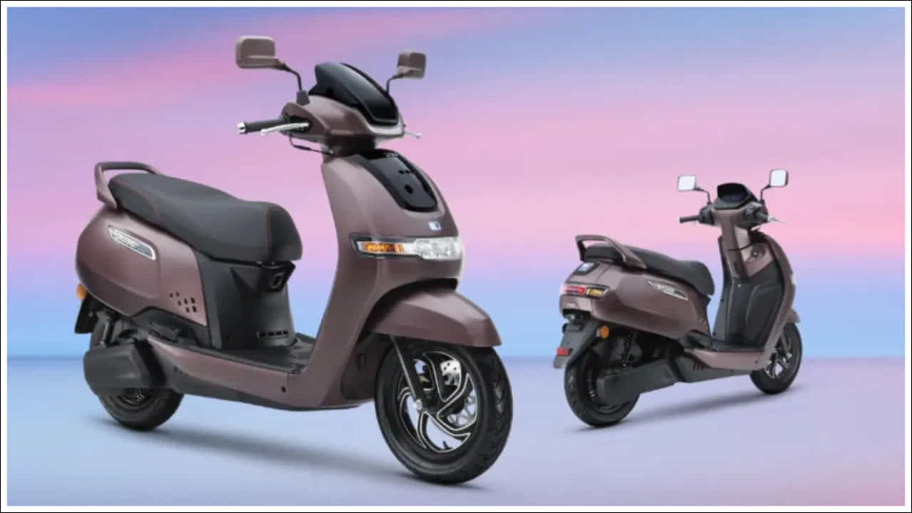 TVS iQube లైనప్ ఎంట్రీ-లెవల్ వేరియంట్ ధర రూ.94,434 (ఎక్స్-షోరూమ్). ఈ ఇ-స్కూటర్ 2.2 kWh బ్యాటరీ ప్యాక్తో వస్తుంది. ఇది ఒక్కసారి ఛార్జ్ చేస్తే 94 కిలోమీటర్ల రేంజ్ను అందిస్తుంది. ఇది 4.4 kW BLDC హబ్-మౌంటెడ్ మోటారుతో శక్తిని పొందుతుంది. iQube స్మార్ట్ఫోన్ కనెక్టివిటీ ఫీచర్లు, రెండు రైడ్ మోడ్లతో 5-అంగుళాల TFT కన్సోల్ను కలిగి ఉంది.
