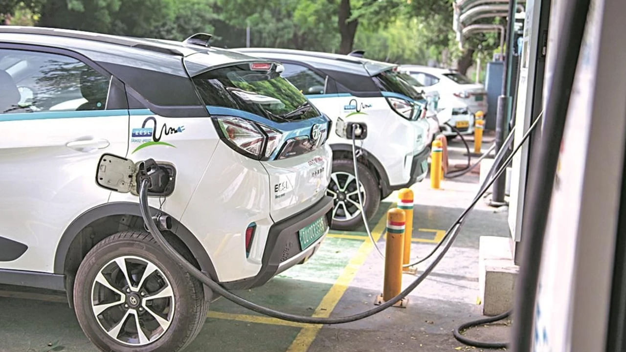 EV: భారీగా తగ్గనున్న ఎలక్ట్రిక్ వాహనాల ధరలు..! శుభవార్త చెప్పిన కేంద​ మంత్రి గడ్కరీ