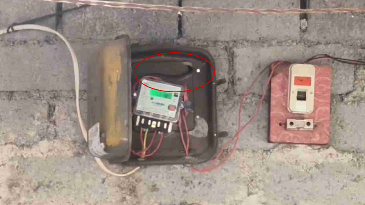 Telangana: కరెంట్ రీడింగ్ తీసేందుకు మీటర్ వద్దకు వచ్చిన అధికారి.. ఒక్కసారిగా ట్విస్ట్..