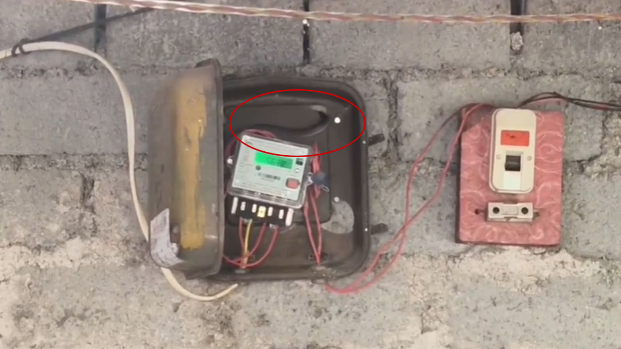 Telangana: కరెంట్ రీడింగ్ తీసేందుకు మీటర్ వద్దకు వచ్చిన అధికారి.. ఒక్కసారిగా ట్విస్ట్..