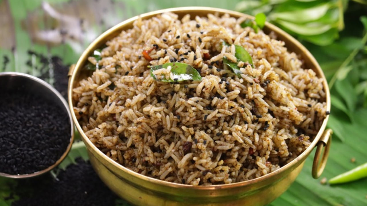 4వ వారం ఎల్లు సదం: ఇది తయారు చేయడానికి కావాల్సినవి వండిన అన్నం, నువ్వులు, వేరుశనగలు, తురిమిన కొబ్బరి, పచ్చిమిర్చి, కరివేపాకు, ఆవాలు, నెయ్యి, ఉప్పు. నువ్వులు, వేరుశనగలు, తురిమిన కొబ్బరిని పొడిగా వేయించుకోండి. వండిన అన్నం టెంపర్ చేసిన సుగంధ ద్రవ్యాలు, నెయ్యితో కలపండి. అంతే ఎల్లు సదం సిద్ధం అయినట్టే.