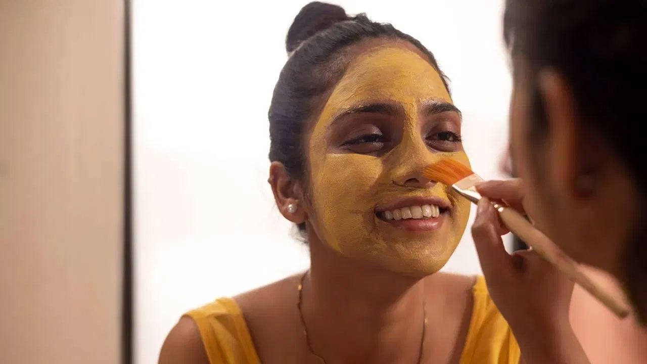 ఫేస్ ప్యాక్ ఆరిన తర్వాత చల్లటి నీటితో కడగాలి. ఆ నీటిని ముఖం మీద నుంచి తుడవకుండా ఆరనివ్వండి. తర్వాత రోజ్ వాటర్ ను ముఖానికి అప్లై చేసి అలాగే ఉంచండి. 