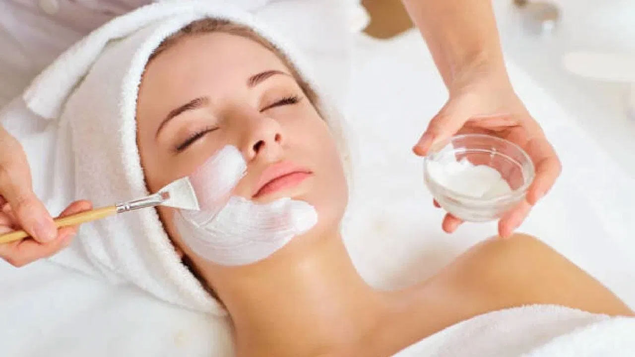 ఆ తర్వాత ఈ పేస్ట్‌ను ముఖంపై అప్లై చేయాలి. 20 నిమిషాత తర్వాత కడగేస్తే సరి. అలాగే కీర దోస ముక్కలు కూడా కట్‌ చేసి మీ కళ్ళపై ఉంచుకోవచ్చు. 