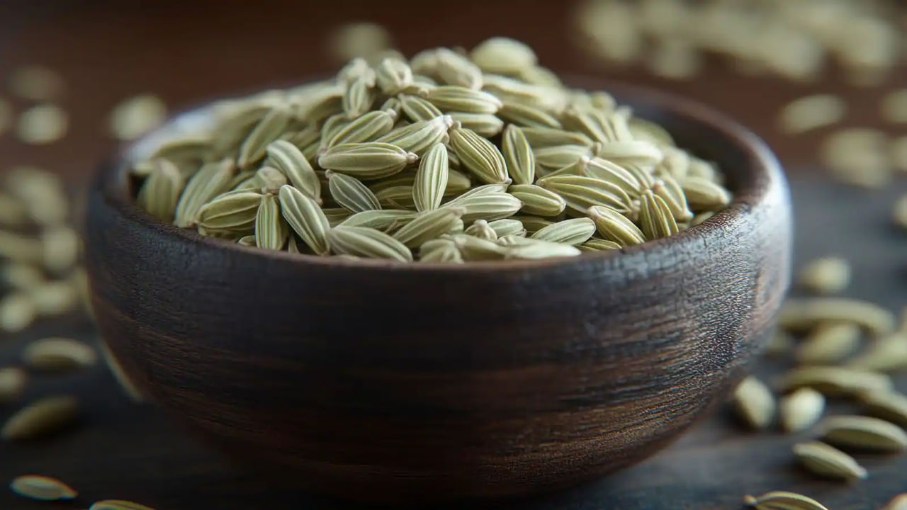 భోజనం తర్వాత సోంపుతో పాటు ఇతర ఆహారాలను కూడా తినవచ్చు. ఆహారం రుచిని పెంచే సుగంధ ద్రవ్యం గ్రీన్ కార్డమమ్ (యాలకులు). ఇది నోటి దుర్వాసనను తొలగించడమే కాకుండా కడుపులోని ఎంజైమ్‌లను కూడా సక్రియం చేస్తుంది. భోజనం తిన్న తర్వాత నోట్లో కాసిన్ని సోంపు గింజలు వేసుకుంటే ఎంతో ప్రయోజనకరంగా ఉంటుంది.