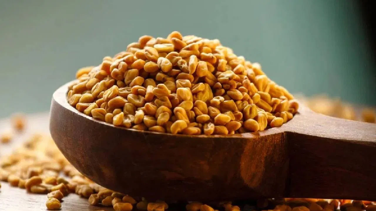 మెంతుల నీళ్లు పీరియడ్స్‌ సమయంలో వచ్చే అసౌకర్యాన్ని కూడా తగ్గిస్తాయి. మెంతులు శోథ నిరోధక లక్షణాలను కలిగి ఉంటాయి. ఇవి తలనొప్పి, కడుపునొప్పి నుంచి ఉపశమనం కలిగిస్తాయి. మెంతులు పాలిచ్చే తల్లులకు కూడా ఎంతో మంచిది. అయితే వైద్యుడిని సంప్రదించిన తర్వాతే వీరు మెంతులు తినడం మంచిది. 