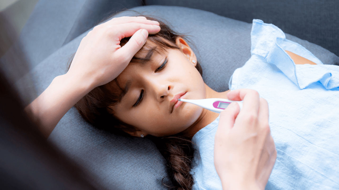 పిల్లలలో జ్వరం లక్షణాలు: వారు దానిని బహిరంగంగా వ్యక్తపరచలేరు కాబట్టి, వారు కొన్ని శారీరక చర్యల ద్వారా వ్యక్తపరుస్తారు. వాటిలో కొన్నింటిపై మనం చాలా శ్రద్ధ వహించాలి. నుదురు, మెడ వేడిగా ఉంటుంది. ముఖం ఎర్రగా మారుతుంది. అధిక చెమట, శరీరం వణుకుతుంది. కళ్ళు అలసిపోయినట్లు కనిపిస్తాయి. చర్మం పాలిపోతుంది. వారు తినడానికి ఇష్టపడరు. తరచుగా ఏడుస్తారు. జ్వరం వచ్చి పోతుంది.