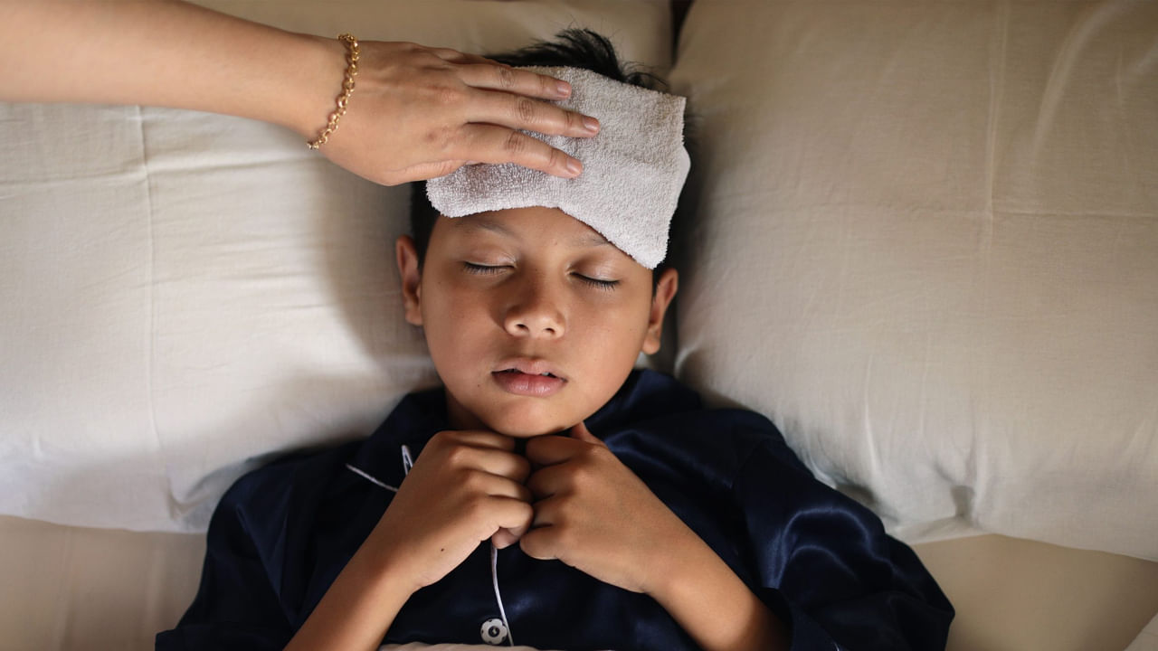 పిల్లలలో సాధారణ శరీర ఉష్ణోగ్రత ఎంత?: పిల్లల సాధారణ శరీర ఉష్ణోగ్రత సాధారణంగా 36°C మరియు 37°C (96.8 మరియు 98.6°F) మధ్య ఉంటుంది. మూడు నెలల కంటే తక్కువ వయస్సు ఉన్న పిల్లలు 38°C (100.4°F) లోపల ఉండాలి. 3 సంవత్సరాల కంటే ఎక్కువ వయస్సు ఉన్న పిల్లలు 38.5°C (101.3°F) లోపల ఉండాలి. 3 సంవత్సరాల కంటే ఎక్కువ వయస్సు ఉన్న పిల్లలు అధిక ఆటలు, ఉత్సాహం, ఏడుపు, కోపతాపాలు, పరిగెత్తడం, పర్యావరణ ఉష్ణోగ్రత వంటి వివిధ కారణాల వల్ల శరీర ఉష్ణోగ్రతలో హెచ్చుతగ్గులను అనుభవించవచ్చు.