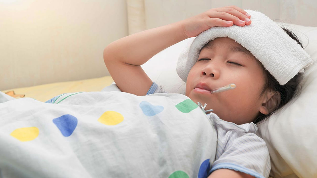 పిల్లలలో జ్వరాన్ని కొలిచే సాధనాలు: ప్రతి తల్లిదండ్రులకు తమ బిడ్డకు జ్వరం ఉందో లేదో తెలుసుకోవడానికి వారు తమ వయస్సుకు తగిన థర్మామీటర్ను ఉపయోగించాలి. సాంప్రదాయ గాజు థర్మామీటర్ - నోటి వంపులో ఉంచడం ద్వారా ఉష్ణోగ్రతను కొలవాలి. కొన్నిసార్లు దీనిని మలద్వారం దగ్గర కూడా తీసుకోవచ్చు. డిజిటల్ థర్మామీటర్ - డిజిటల్ థర్మామీటర్లు ఇప్పుడు చాలా సులభంగా దొరుకుతున్నాయి.