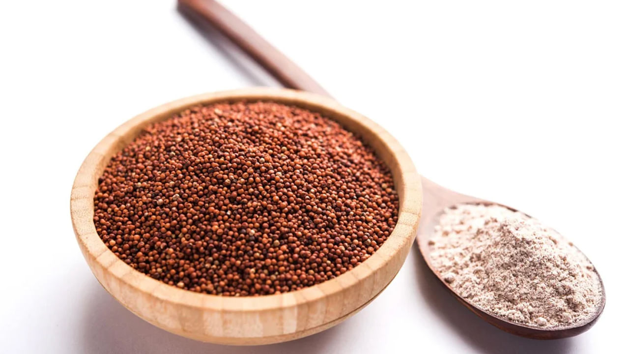 రాగుల్లో అధికంగా లభించే ఫైబర్​ జీర్ణవ్యవస్థ పనితీరును మెరుగుపరుస్తుంది. అతిగా తినకుండా ఆపుతుంది. చాలాసేపటి వరకు కడపు నిండుగా ఉంచుతుంది.
ఫిట్​నెస్​ ప్రియులు, ఉబకాయం సమస్యతో ఇబ్బంది పడుతున్నవారు వీటిని క్రమం తప్పకుండా తీసుకోవడం వల్ల బరువును నియంత్రణలో ఉంచుకోవచ్చు.
