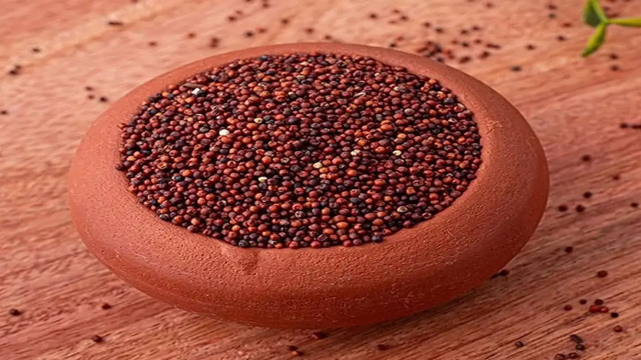 పాల పదార్థాలతో పోలిస్తే రాగులలో క్యాల్షియం అధికంగా ఉంటుంది. ఎముకలను ఆరోగ్యంగా ఉంచుకోవటంలో కాల్షియం ముఖ్యపాత్ర పోషిస్తుంది. అంతేకాదు..
రాగులతో చేసిన ఆహార పదార్థాలు బోలు ఎముకలు లాంటి వ్యాధుల నుంచి దూరంగా ఉంచుతుంది. ముఖ్యంగా పాలిచ్చే తల్లులకు రాగులు చాలా మంచిదని నిపుణులు చెబుతుంటారు.