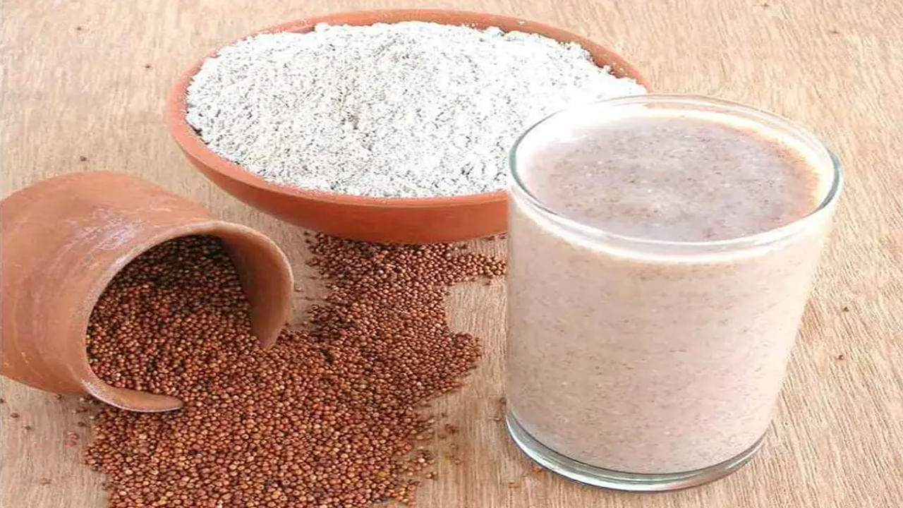 రాగి పిండిలో పుష్కలంగా లభించే మెగ్నీషియం, పొటాషియంలు గుండెను ఆరోగ్యంగా ఉంచేందుకు సహాయపడతాయి. రాగులు శరీరంలోని కొలెస్ట్రాల్‌ను తగ్గిస్తాయి. 
రాగుల్లోని ఫైబర్​ మీ జీర్ణక్రియకు సహాయపడుతుంది. దీంతో పాటు అరుగుదల సమస్యలు, మలబద్ధకం, కడుపుబ్బరం లాంటి ఇతర జీర్ణ రుగ్మతలను నయం చేస్తాయి. 