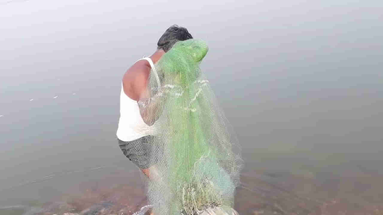 Vijayawada: సముద్రంలో చేపలు పట్టేటోళ్లేనా మనుషులు.. నదిలో పట్టే మేం కాదా