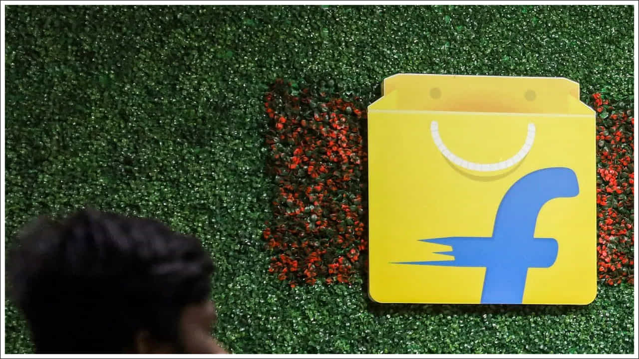 Flipkart Diwali Sale: బిగ్ బిలియన్ డేస్ తర్వాత ఆన్లైన్ షాపింగ్ ప్లాట్ఫామ్ ఫ్లిప్కార్ట్ తన కస్టమర్ల కోసం అనేక ఆఫర్లతో తిరిగి వచ్చింది. ప్రస్తుతం ఫ్లిప్కార్ట్లో బిగ్ బ్యాంగ్ దీపావళి సేల్ జరుగుతోంది. అనేక ఉత్పత్తులపై భారీ తగ్గింపులు ఉన్నాయి. మీరు స్మార్ట్ఫోన్లు, గాడ్జెట్లు, ఇతర ఎలక్ట్రానిక్ పరికరాలను తగ్గింపు ధరలకు పొందవచ్చు.