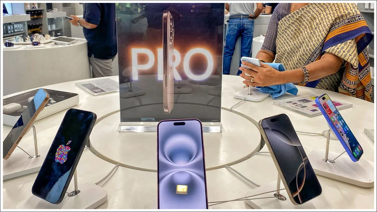  ఐఫోన్ 16 ధర రూ.54,999. మీరు ఐఫోన్ 16 ప్రో మ్యాక్స్‌ను కూడా రూ.1,02,999కి పొందవచ్చు. ఈ రెండు ఫోన్‌ల ధరలపై భారీగా తగ్గింపు ఉంది. అసలు ధరతో పోలిస్తే భారీ తగ్గింపు ఉంటుంది.