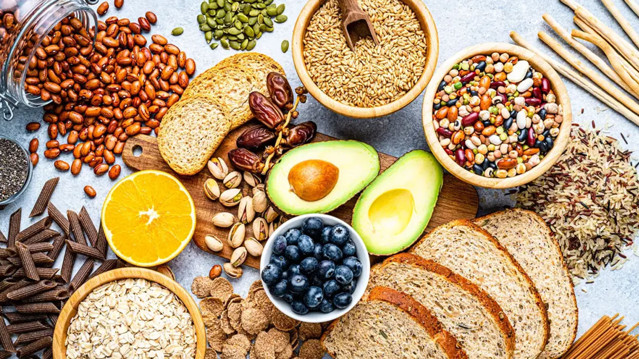 బ్లడ్ గ్రూపును బట్టి.. మనం తీసుకోవాల్సిన ఆహారం కూడా ప్రత్యేకంగా ఉంటుందన్న విషయం చాలా మందికి తెలీదు. సాధారణంగా అందరూ ఒకేలాంటి ఆహారం తీసుకుంటూ ఉంటాం. కానీ బ్లడ్ గ్రూపును బట్టి ఆహారం తీసుకుంటే మరింత ఆరోగ్యకరంగా ఉంటామని ఆరోగ్య నిపుణులు చెబుతున్నారు.