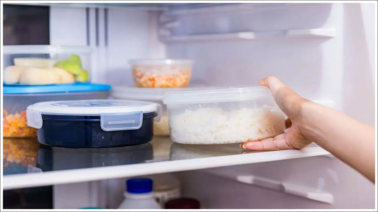 బాసిల్లస్ సెరియస్ బ్యాక్టీరియా అన్నంలో పెరిగి, విష పదార్థాలను ఉత్పత్తి చేస్తుంది. మళ్లీ వేడి చేసినప్పుడు బ్యాక్టీరియా చనిపోయినా.. ఆ విష పదార్థాలు అన్నంలో అలాగే ఉండిపోతాయి. దీనిని నివారించడానికి, వండిన అన్నాన్ని గది ఉష్ణోగ్రత వద్ద ఎక్కువసేపు ఉంచకుండా, వీలైనంత త్వరగా తినడం మంచిది.
